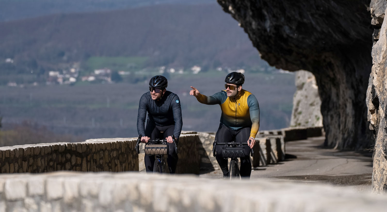 sacoches de vélo éco-responsables made in france Deux cyclistes roulent sur les magnifiques routes du Vercors