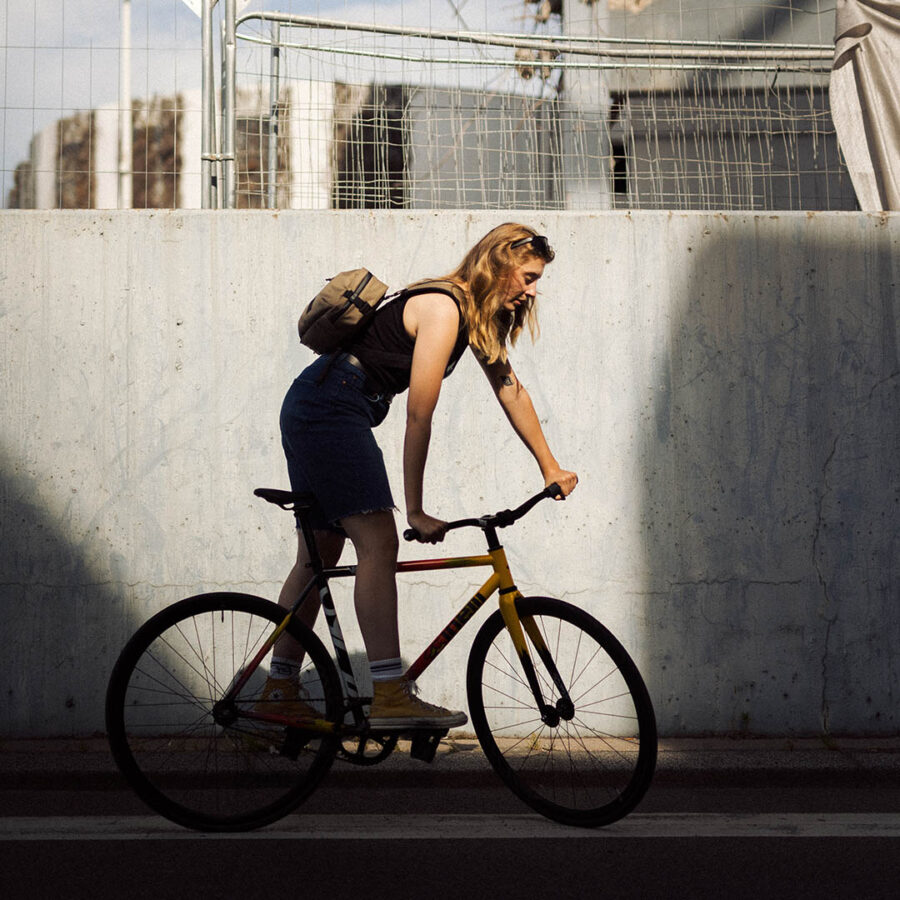 cycliste avec une sacoche ou un sac bandoulière made in france