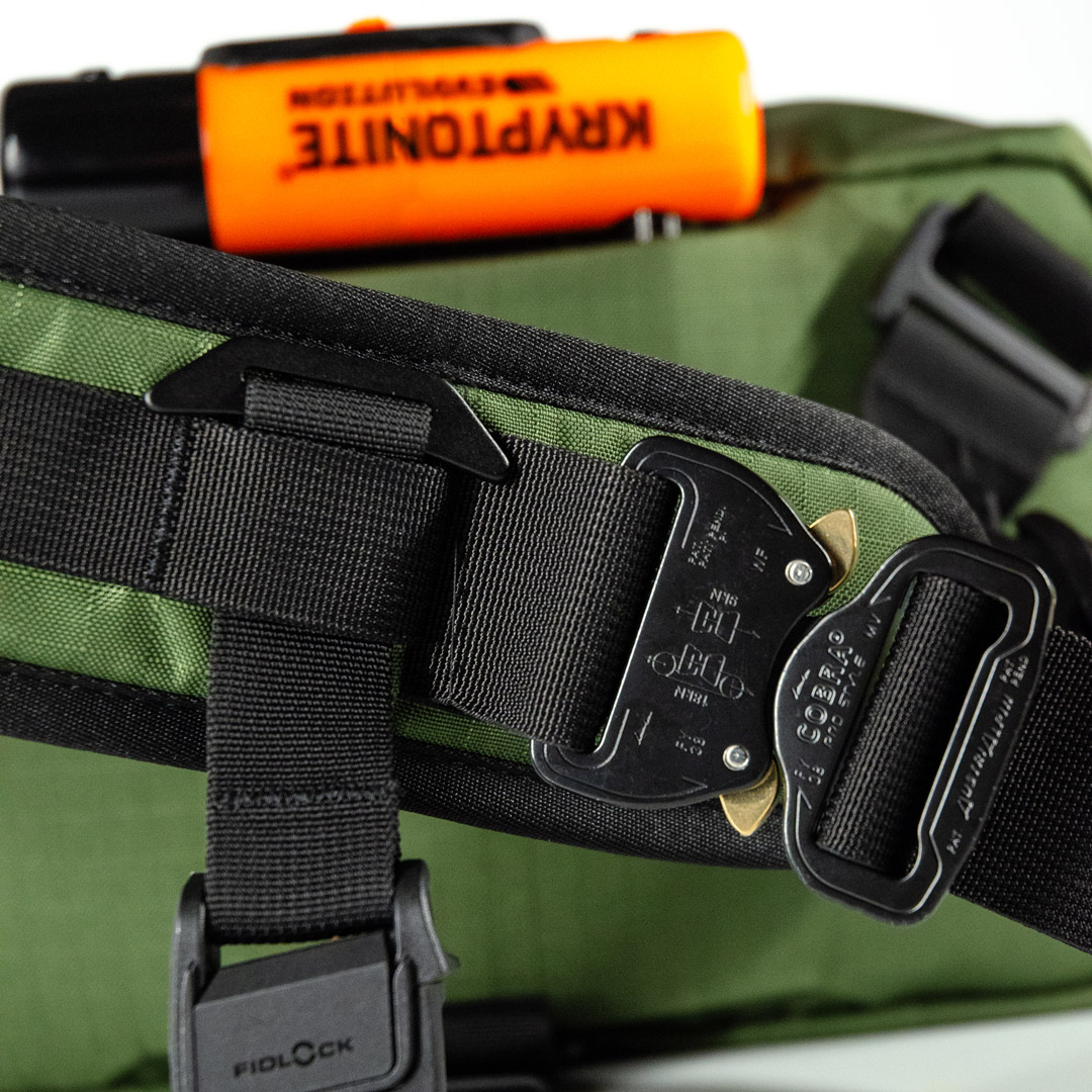 sacoche bandoulière ratio kernel vert foret support antivol U-lock et détail boucle cobra austrialpin et fidlock sur bretelle sacoche bandoulière