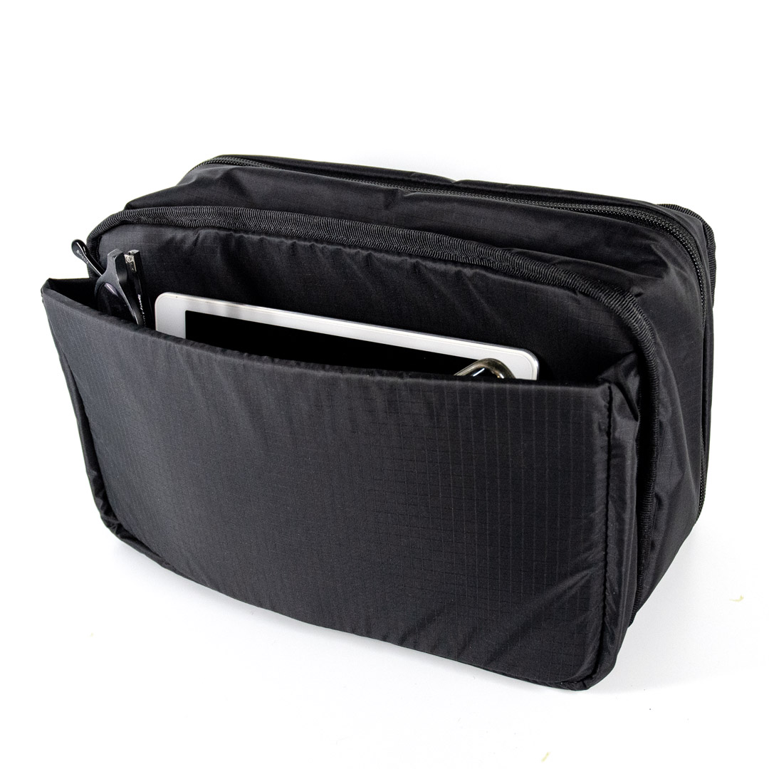 sacoche tech pouch ouverture en deux type clamshell, poche zippée et compartiments organiser pour matériel informatique, tablette EDC everyday carry