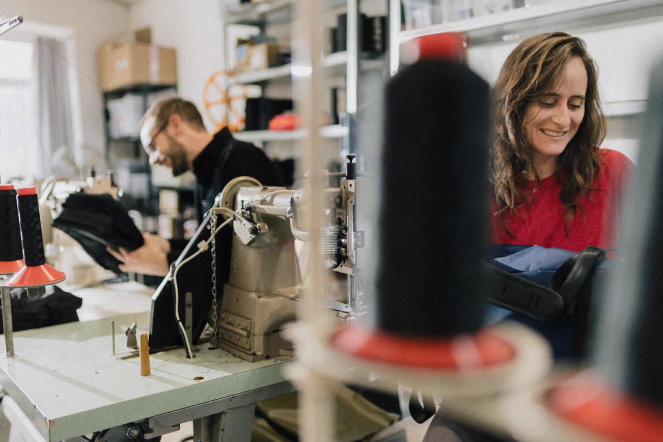 Découvrez notre atelier de fabrication de sacs à dos en France