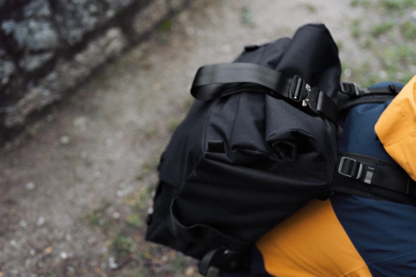 sac à dos noir fabriqué en France et garanti à vie, adapté à la randonnée, au voyage, aux déplacements à vélo (coursiers et commuter)